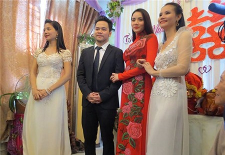 Tháng 10/2014, người mẫu kiêm diễn viên Trang Nhung hạnh phúc chia sẻ cô đã mang bầu được 3 tháng. Người bố của đứa con sắp chào đời là đại gia trẻ Hoàng Duy – người thường xuyên xuất hiện bên cạnh Trang Nhung từ 1 năm nay. Trang Nhung và bạn trai đã làm đám hỏi và dự định tổ chức đám cưới sau khi cô sinh con. 