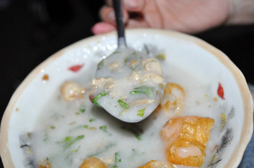 Tạ Quang Bửu- cháo trai Khu vực xung quanh ĐH Bách Khoa lâu nay được các sinh viên Hà thành ưu ái đặt cho biệt danh là thiên đường đồ ăn vặt với những món ăn ngon, lạ mà giá cả rất sinh viên. Nổi tiếng nhất có lẽ là cháo trai ăn cùng quẩy nóng với giá 8.000-10.000đ/ bát. Thịt xiên nướng chỉ khoảng 7.000đ/ xiên, ngoài ra còn sữa chua mít, chè...