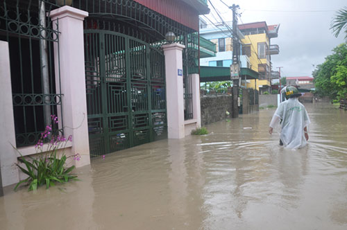 Nước tràn gây ngập nhiều khu dân cư.