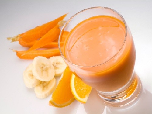  7. Sinh tố chuối – cam: Trộn 1 quả cam, 1 quả chuối, 1 cốc hoa quả đông lạnh, 2 muỗng whey protein, 2 muỗng canh hạt lanh rồi xay nhuyễn (có thể thêm đá hoặc để lạnh). Như vậy là bạn đã có một ly sinh tố vừa ngon, vừa có tác dụng giảm mỡ bụng hiệu quả. Loại sinh tố này rất giàu protein nhưng hàm lượng carbohydrate thấp, chỉ chứa khoảng 200-300 calo.
