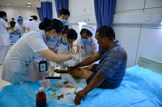 Hơn 500 người bị thương khiến các bệnh viện quá tải. Ảnh: Reuters