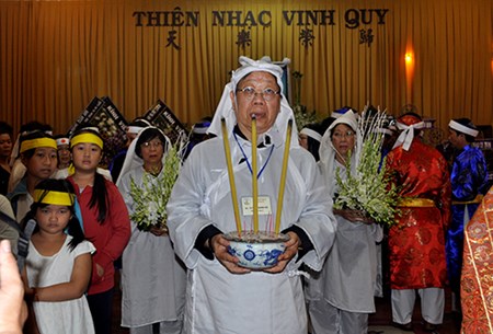 Dong nguoi tien dua linh cuu GS Tran Van Khe ve noi an nghi cuoi cung