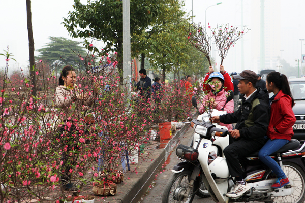 Nhiều điểm bán vỉa hè cũng kín mít người chọn mua