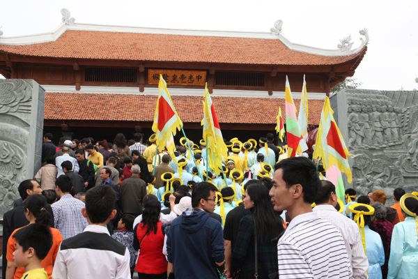Người dân vào thắp hương tại khu đền thờ vua Quang Trung vừa được khánh thành sáng nay.