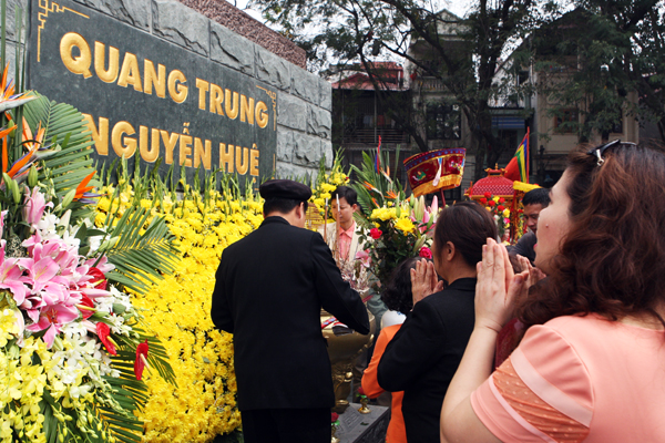 Thành tâm tưởng niệm dưới chân tượng đài vị anh hùng áo vải.