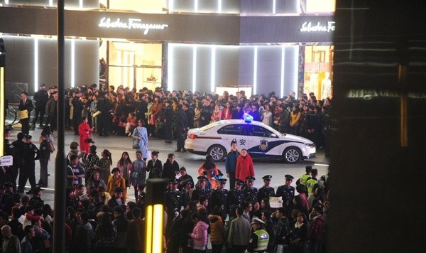 Khoảng 21 giờ, cảnh sát Thành Đô đã phải có mặt để giải quyết ùn tắc. 