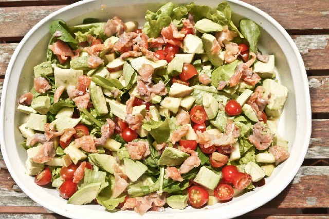 Phô mai cắt miếng nhỏ, cho vào đĩa salad cùng với bánh mì. Khuấy đều các nguyên liệu làm nước xốt chanh, rưới vào salad, trộn nhẹ cho thấm.