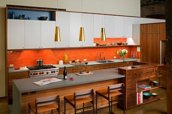 Không gian phòng bếp rộng rãi với sự kết hợp của ba gam màu: màu gỗ trầm ấm, màu trắng tinh khiết và màu da cam rực rỡ