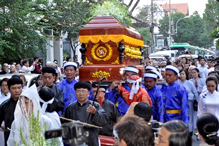 Dong nguoi tien dua linh cuu GS Tran Van Khe ve noi an nghi cuoi cung