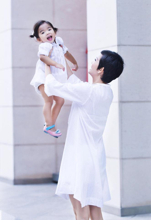 Sắc trắng nhẹ nhàng phù hợp không khí ngột ngạt của mùa hè được sử dụng xuyên suốt trong bộ sưu tập váy áo cho mẹ và bé.