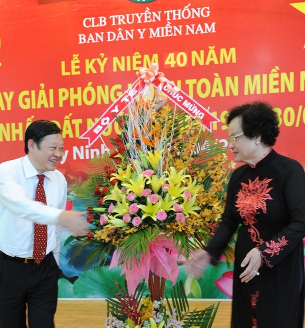 Thứ trưởng Y tế Nguyễn Viết Tiến tặng hoa CLB truyền thống Ban dân y miền Nam, đại diện là chủ nhiệm-cựu Bộ trưởng Trần Thị Trung Chiến.