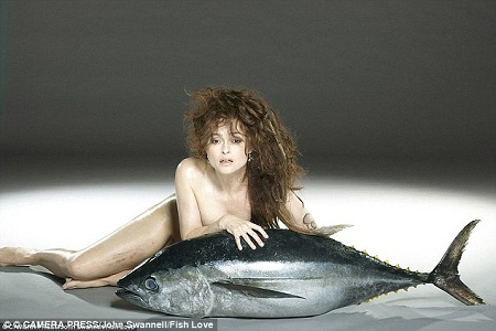 Nữ diễn viên Helena Bonham Carter (49 tuổi) ôm một chú cá
ngừ đại dương.