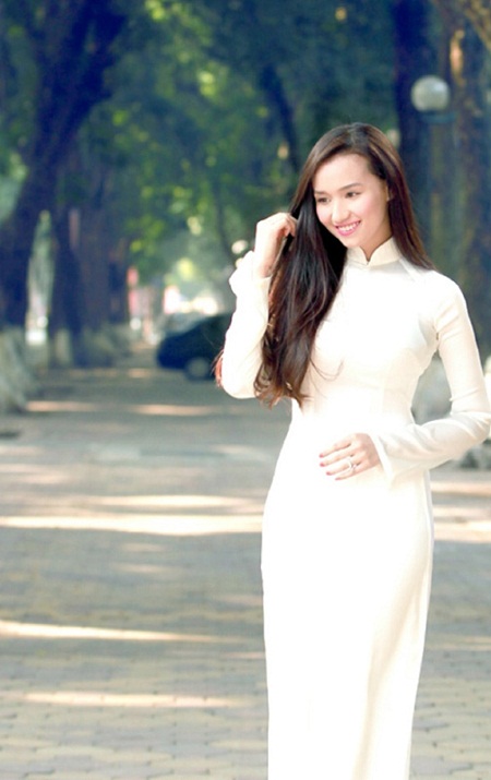 Lã Thanh Huyền đẹp nền nã với áo dài trắng trên đường phố Hà Nội.