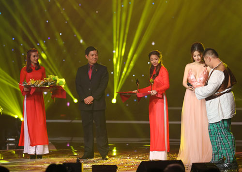 Diễn viên Minh Béo và người đẹp Diễm My trao danh hiệu Cánh Diều Vàng cho phim hoạt hình: Cậu bé cờ lau - đạo diễn Phùng Văn Hà