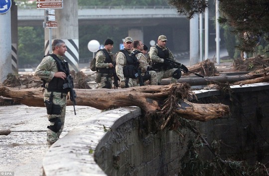 Lực lượng an ninh được triển khai ở Tbilisi sau trận lũ. Ảnh: EPA