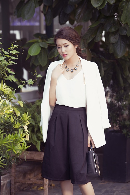 Đầu mùa thu 2015, những mẫu áo blazer kích thước lớn đánh dấu sự trở lại và chúng tiếp tục nhận được tình cảm của nhiều người đẹp Việt. Á hậu Tú Anh thanh lịch với set trang phục trắng đen.