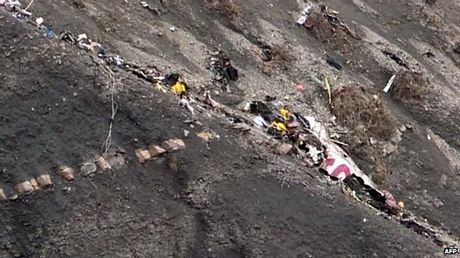 Khu vực máy bay gặp nạn là núi cao, địa hình hiểm trở, khiến lực lượng cứu hộ khó tiếp cận.