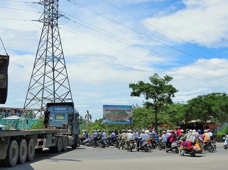 Vụ tai nạn đã gây ách tắc giao thông suốt 1 giờ đồng hồ khu vực vòng xuyến Big C