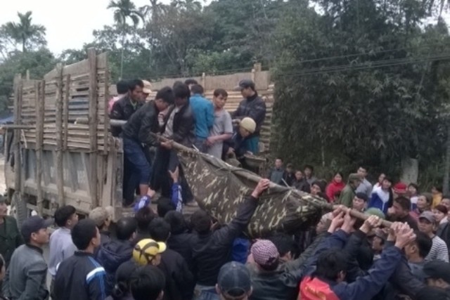 Người dân xã Vạn Xuân đang tập trung đưa các nạn nhân lên xe vể quê an táng.