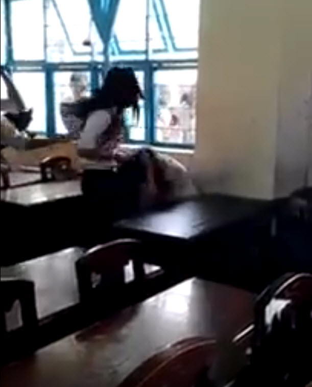 Nữ sinh đánh nhau bằng ghế bị kỉ luật 1 tuần