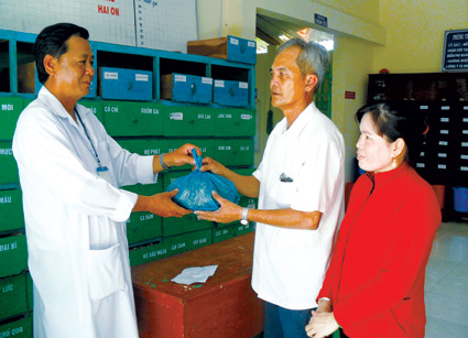 Thế mạnh thu hút đông bệnh nhân của trạm y tế phường Tân Hưng chính là khám chữa bệnh bằng y học cổ truyền, kết hợp đông, tây y. - Ảnh: T. S