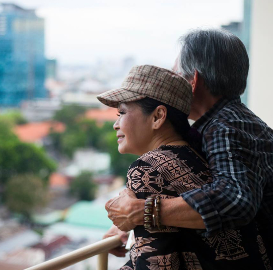 Bức ảnh hiếm hoi chụp cảnh ông Nguyễn Hoàng Đoan ôm vợ trong dịp 2 ông bà về Việt Nam làm liveshow năm 2014. Ảnh: Cao Trung Hiếu.