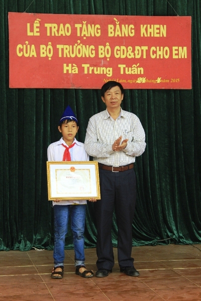 Trao bằng khen của Bộ trưởng bộ GD &ĐT cho em Hà Trung Tuấn