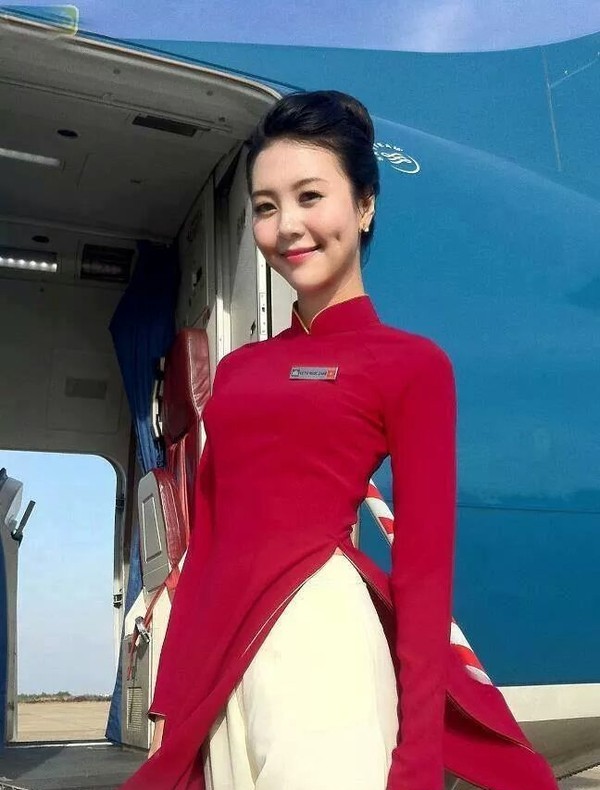 Trong khi đó, bộ áo dài màu huyết dụ, đã tồn tại 15 năm nay, được đánh giá là nịnh dan, làm tôn lên làn da sáng mịn của con gái Việt Nam
