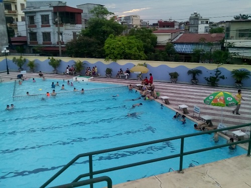 Nhóm sinh viên thường hay chọn bể bơi của trường ĐH Dân lập đăng ký học bơi