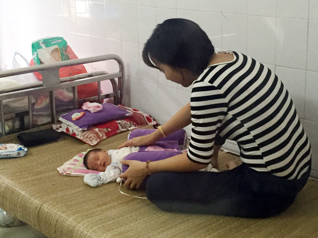 Bé gái sơ sinh bị bỏ rơi cùng lá thư nhờ nuôi hộ đang được chăm sóc tại Bệnh viện Đa khoa Hà Đông
