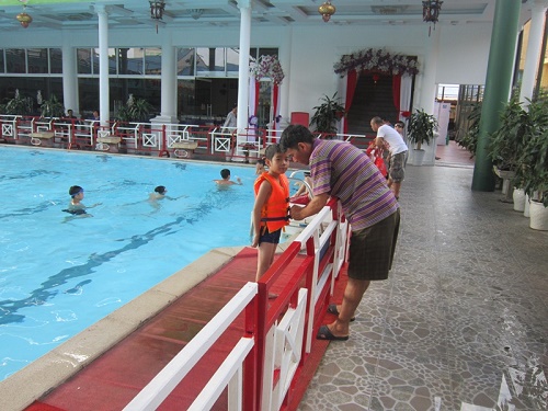 Bê bơi hải quân có tiếng là bể sạch dược nhiều gia đình đưa con tới bơi