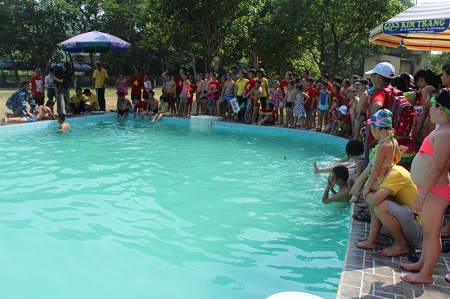 Trẻ được các chú bộ đội dạy bơi và cách ứng cứu cho người đuối nước