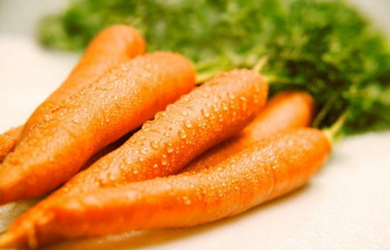 Cà rốt là nguồn vitamin A và beta-carotene tuyệt vời thúc đẩy sức khỏe của đôi mắt.