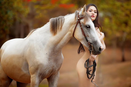 Cao Thùy Linh từng gây bão mạng với bộ ảnh nude bên ngựa.