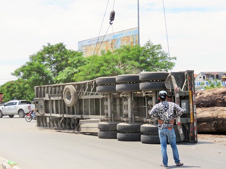 Xe cứu hộ đang cẩu thân xe ra khỏi hiện trường