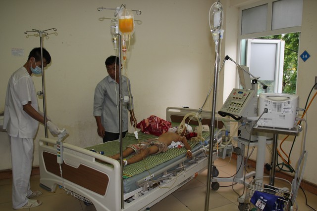 Cháu Nguyễn Ngọc Chiến đang được điều trị tại bệnh viện trong tình trạng nguy kịch.