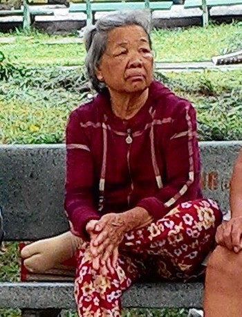 Cụ Nguyễn Thị Hưởng cám cảnh tuổi già bệnh tật trong khi gia đình còn lắm khó khăn.