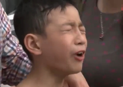 Cháu Phạm Thế Việt (11 tuổi) khóc nức nở khi bị gạt ra khỏi cuộc thi chung kết. (Ảnh do gia đình cung cấp)