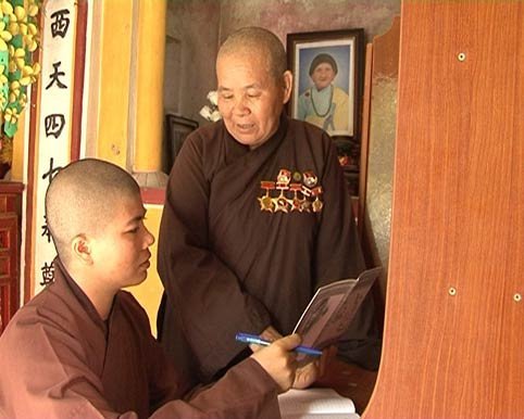 Sư thầy Thích Đàm Phương (đứng) đang trò chuyện với đệ tử về Phật pháp. 	Ảnh: TL