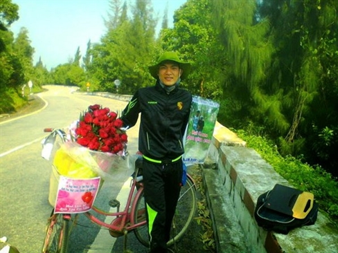 Chàng trai Thăng đang gây sốt trên cộng đồng mạng với việc đạp xe hàng nghìn cây số bày tỏ tình yêu. 	Ảnh: T.L