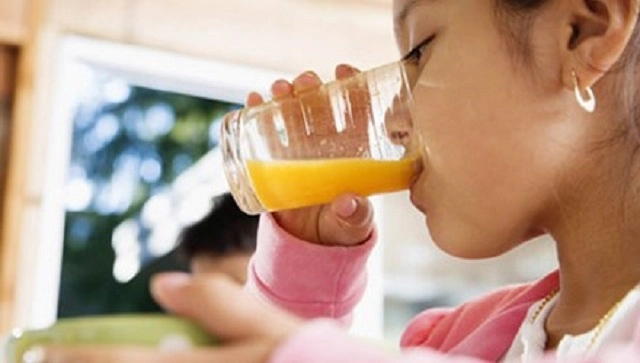 Cần cho trẻ ăn uống đầy đủ dinh dưỡng để tăng sức đề kháng trong những ngày nắng nóng (ảnh minh họa).