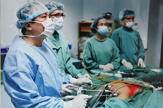 PGS.TS Trần Ngọc Lương và các cộng sự tại một ca phẫu thuật nội soi tuyến giáp (ảnh Bệnh viện Nội tiết Trung ương cung cấp).