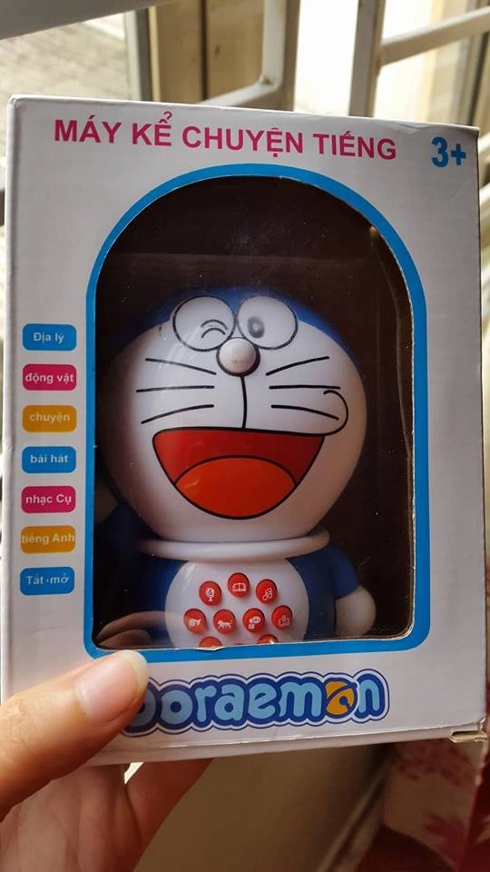 Máy kể chuyện tiếng Doraemon 	được PV mua ở chợ Hà Đông giá 40.000đồng.