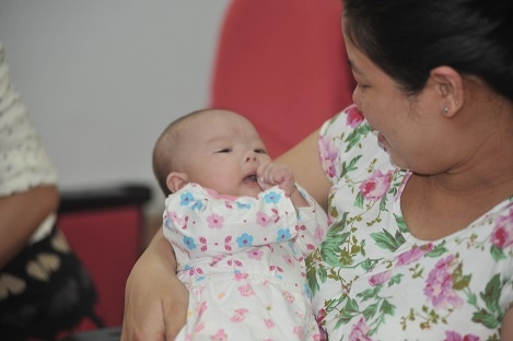 Cháu bé ra đời trong niềm hạnh phúc của gia đình chị Nguyễn Thị Thu (ảnh do gia đình cung cấp).