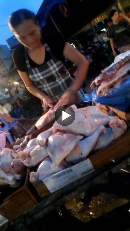 Gà đông lạnh 20.000 đồng/kg bán ở một số chợ Hà Nội, ảnh chụp từ clip.