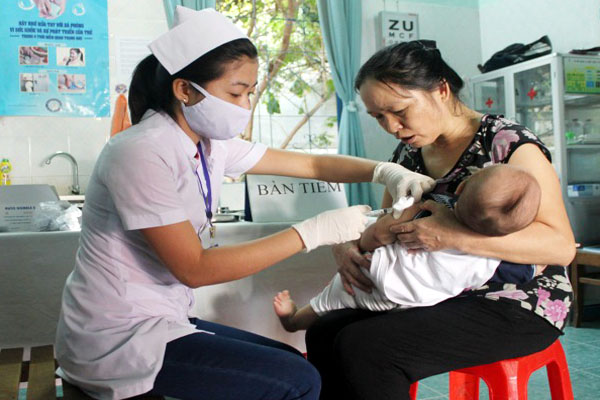 Tiêm vaccine- biện pháp phòng bệnh ho gà hữu hiệu. 	 ảnh: P. V