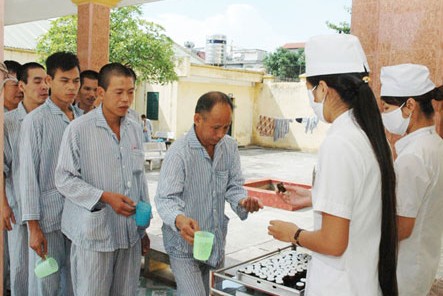Các bác sỹ phát thuốc cho bệnh nhân tại Bệnh viện Tâm thần Hà Nội. 	Ảnh: TL
