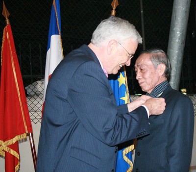 Đại sứ Cộng hòa Pháp tại Việt Nam Hervé Bolot trao Huy chương Văn học Nghệ thuật của Chính phủ Pháp cho dịch giả Dương Tường. 	Ảnh: TL