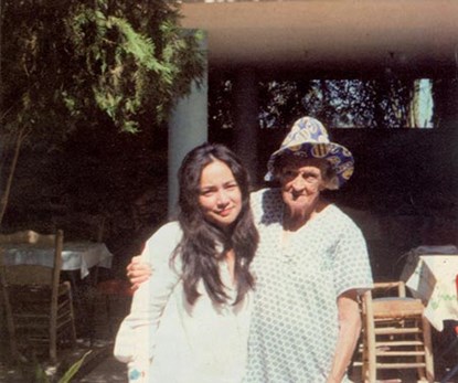 Dorothy Eady Louise (bên phải).