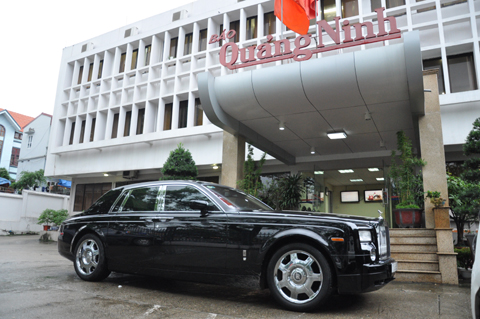 Chiếc Rolls-Royce do chúa đảo Đào Hồng Tuyển tặng để bán đấu giấ ủng hộ đồng bào vùng lũ